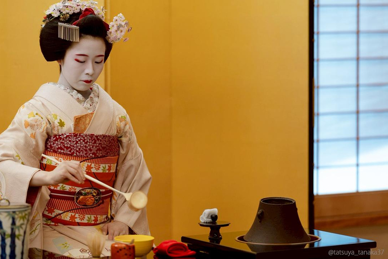 Maiko-dans en theeceremonie op een Noh-podium in Kyoto