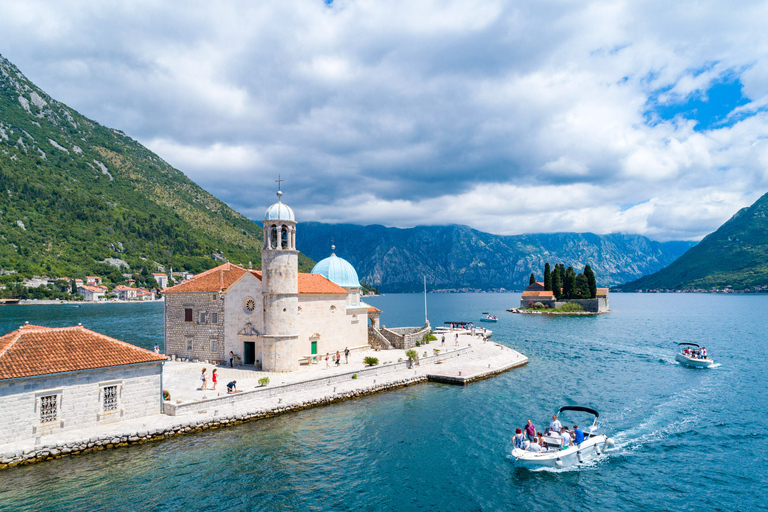 Kotor: Cueva Azul y Nuestra Señora de las Rocas Tour en barco en grupo