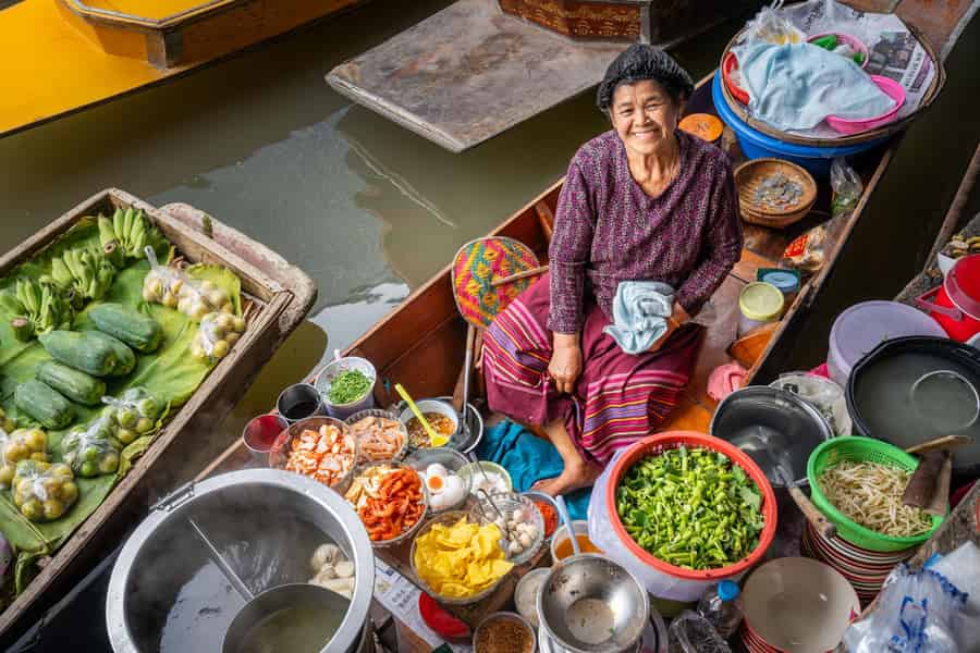 Von Bangkok aus: Railway & Damnoen Saduak Floating Market Tour. Foto: GetYourGuide