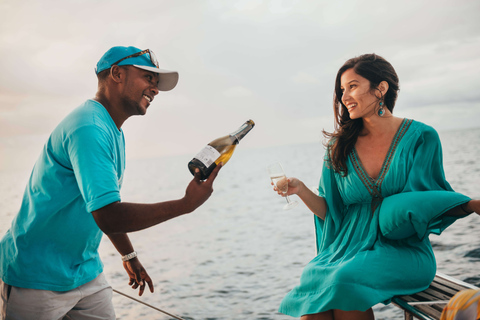 Grande Riviere Noire: Crucero privado en catamarán con cena al atardecer