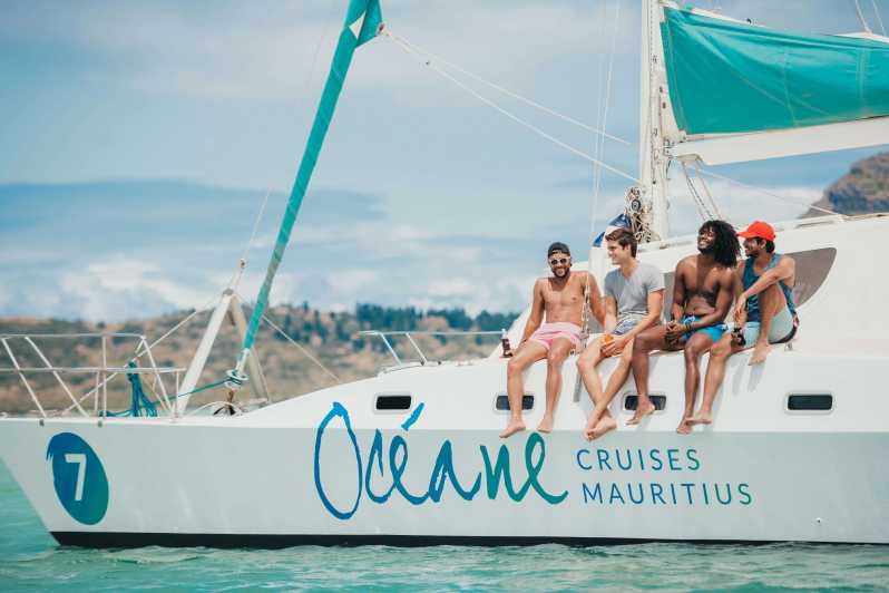 Ile Aux Benitiers: Private Full-Day Catamaran Cruise