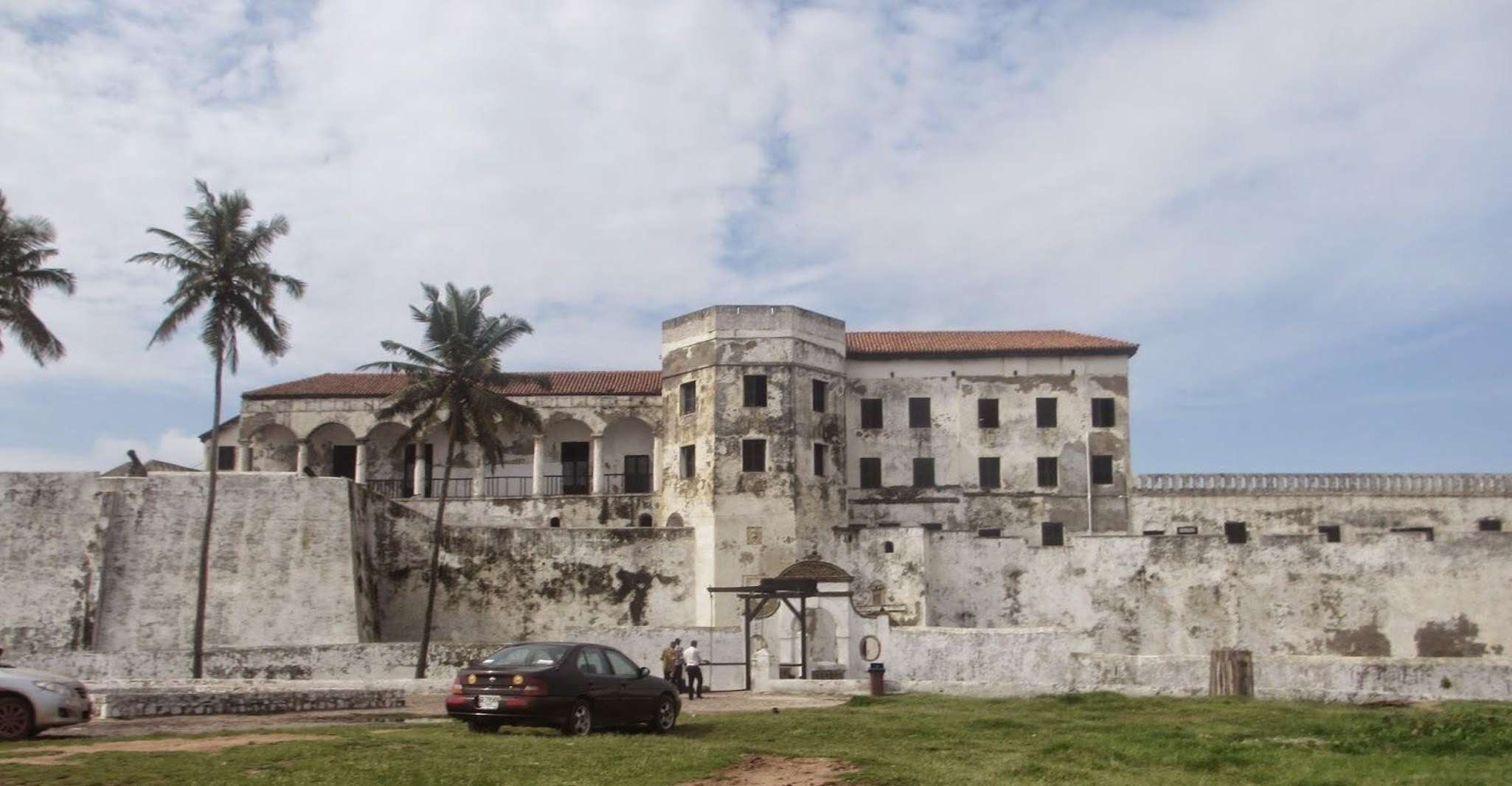 Excursión de un día desde Accra, Cape Coast Slave Dungeons con almuerzo - Hizvo