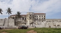 Da Accra, Cape Coast Slave Dungeons Gita di un giorno con pranzo - Hizvo