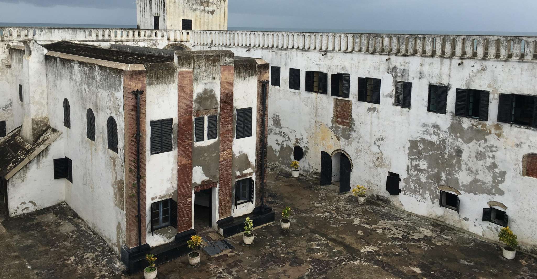 Excursión de un día desde Accra, Cape Coast Slave Dungeons con almuerzo - Hizvo