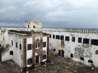 Da Accra, Cape Coast Slave Dungeons Gita di un giorno con pranzo - Hizvo