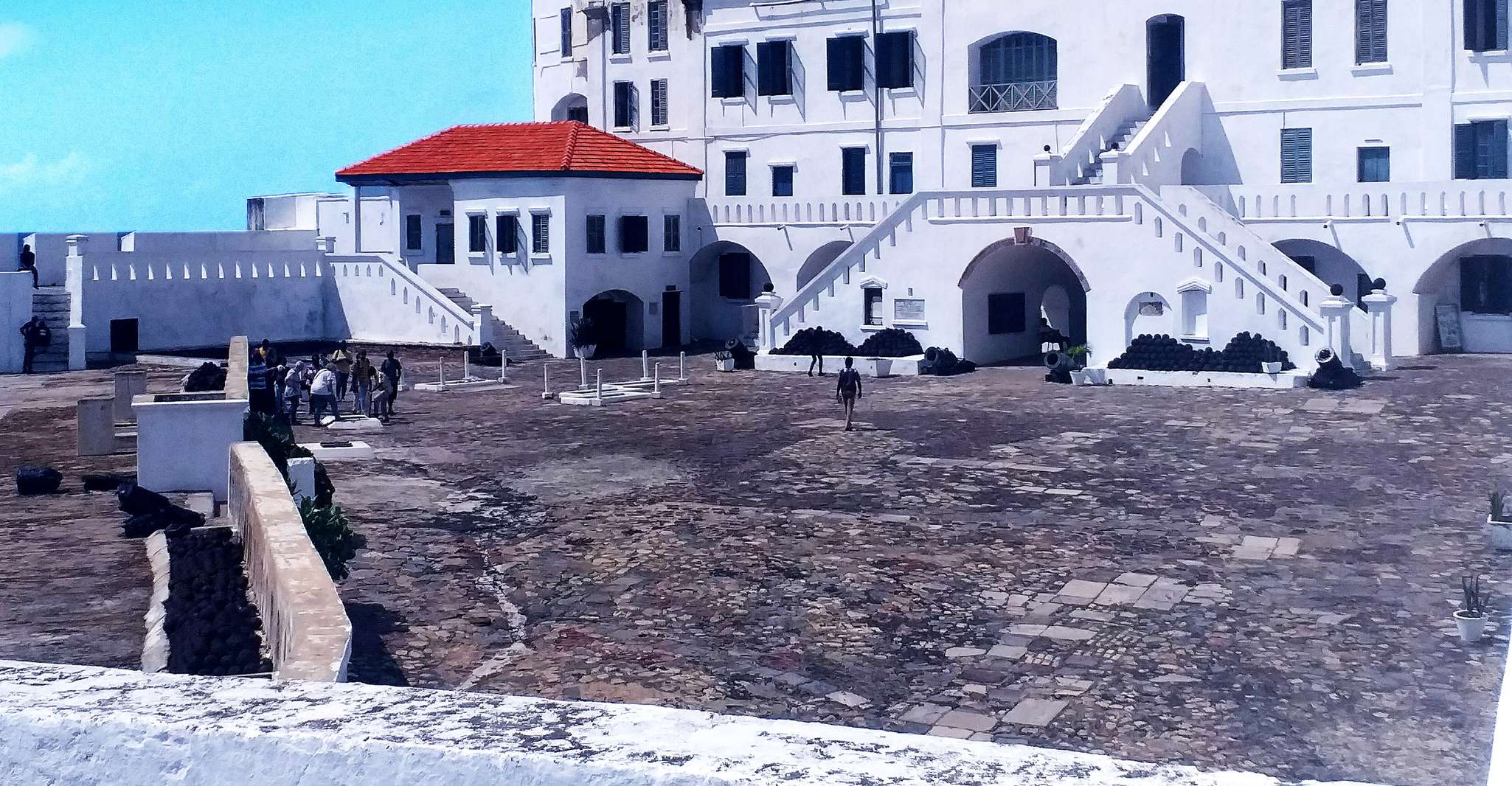 Excursión de un día desde Accra, Cape Coast Slave Dungeons con almuerzo - Hizvo