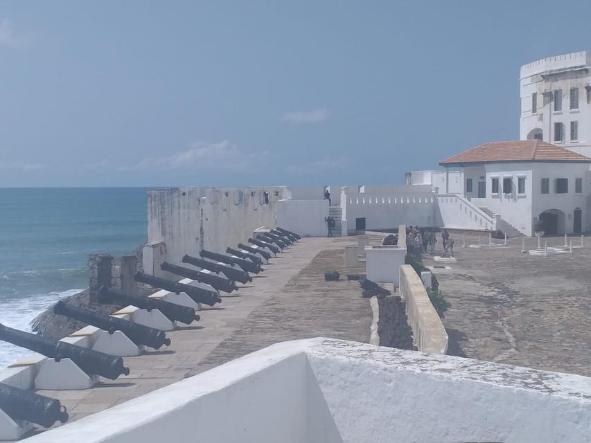 Excursión de un día desde Accra, Cape Coast Slave Dungeons con almuerzo - Hizvo