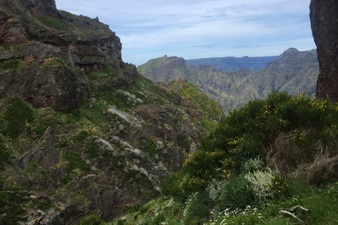 Från Funchal: Tur till Santana och Pico do Areeiro på östra ön