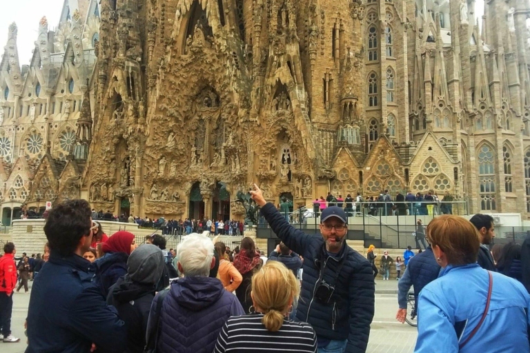 Barcelona: Sagrada Familia and City Tour with Hotel Pickup Small-Group Tour in Spanish