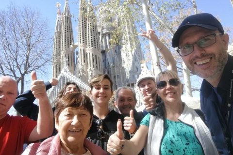 Barcelona: Sagrada Familia and City Tour with Hotel Pickup Small-Group Tour in Spanish