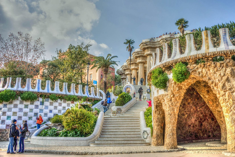 Best of Barcelona: Sagrada Familia & Park Guell with Pickup Group Tour in Spanish (Entry Fees Not Included)
