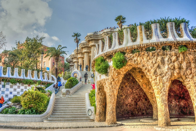 Best of Barcelona: Sagrada Familia & Park Guell with Pickup Group Tour in Spanish (Entry Fees Not Included)
