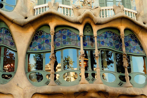 Best of Barcelona: Sagrada Familia & Park Guell with Pickup Group Tour in Spanish (Entry Fees Not Included)