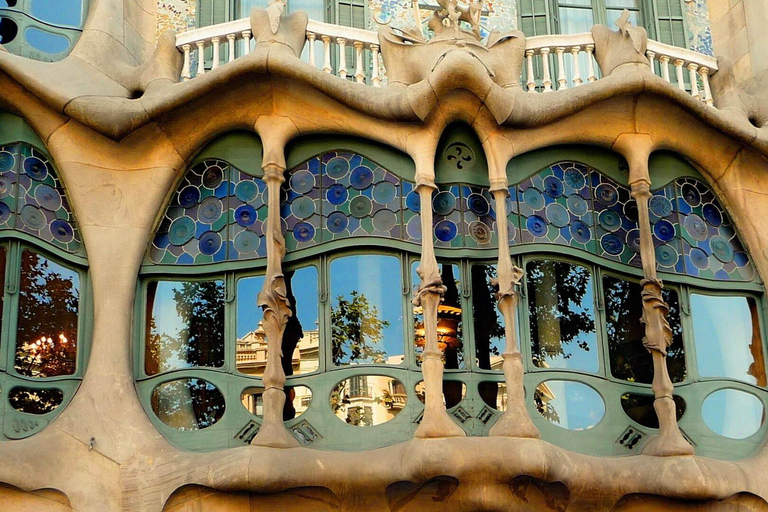 Best of Barcelona: Sagrada Familia & Park Guell with Pickup Group Tour in Spanish (Entry Fees Not Included)