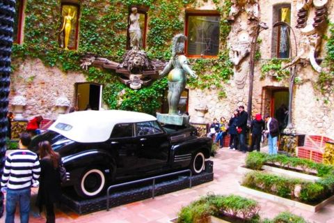 Ab Barcelona: Tour auf den Spuren von Dalí mit Hotelabholung