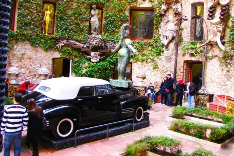 Ab Barcelona: Tour auf den Spuren von Dalí mit HotelabholungTour auf Englisch