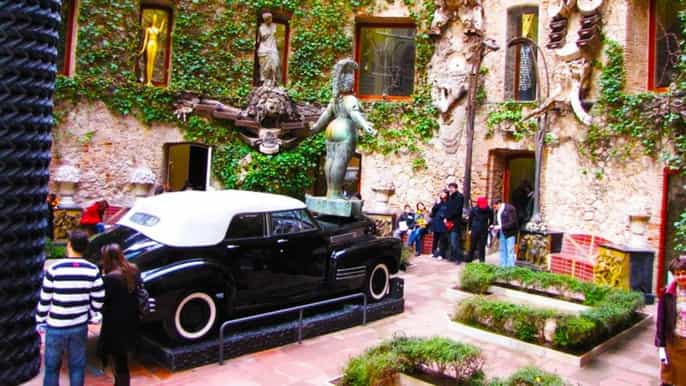 salvador dalí tour from barcelona with hotel pick up