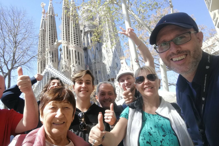 Tour di mezza giornata di Barcellona e della Sagrada Familia con servizio di prelievo in hotelTour in inglese