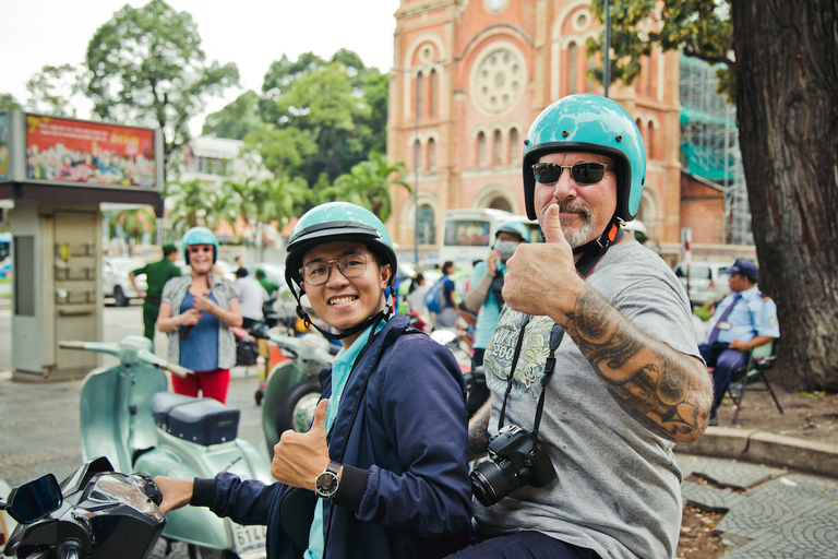 Saigon: Stadens höjdpunkter och Saigon Unseen Scooter Combo TourPrivat rundtur med upphämtning