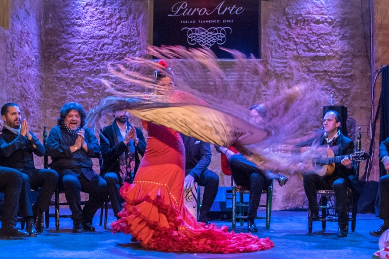 Jerez: pokaz flamenco na żywo z opcjonalną kolacjąPokaż z Puro Arte Menu