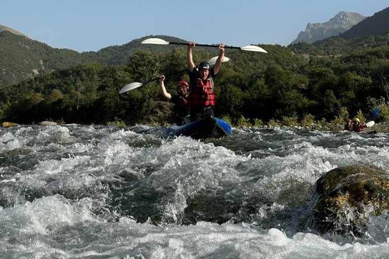 Kajakpaddling i floden Viosa - AlbanienGjirokastra:Kajakpaddling i floden Viosa