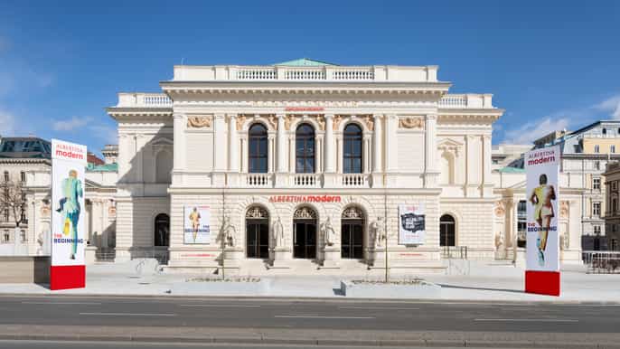 viena albertina modern en la entrada de künstlerhaus
