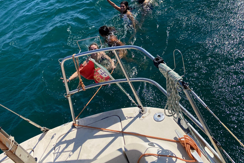 Lisbonne : "Sunset" &amp; "Day Tours" en bateau, avec boisson et musiqueLisbonne : "Tour en bateau privé au coucher du soleil", avec boissons et musique