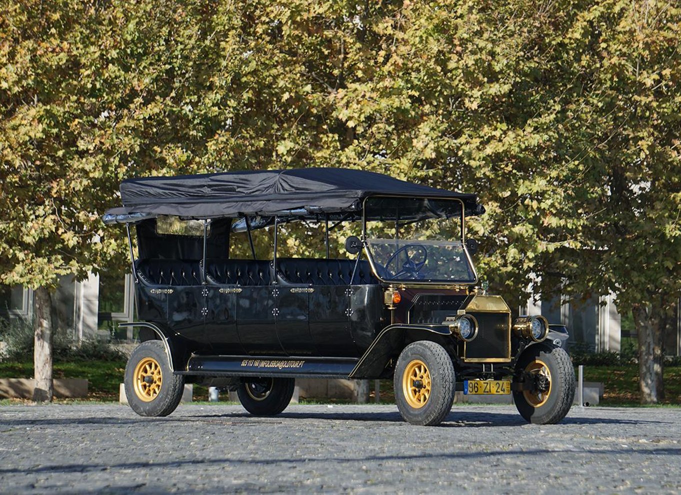 Lissabon: Privat sightseeingtur i en vintage tuk tuk