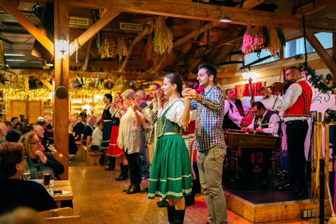 Prag: Folkloristische Dinnershow mit GetränkenSpezialmenü mit Transfer