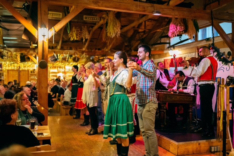 Praga: Folklorystyczny pokaz kolacji z napojamiSpecjalne menu z transferem