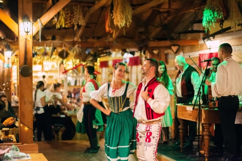 Praga: Folklorystyczny pokaz kolacji z napojamiSpecjalne menu z transferem