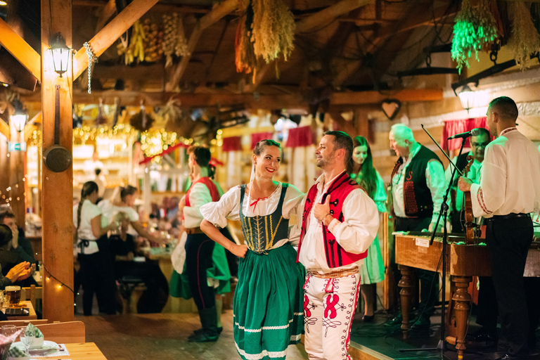 Praga: Cena spettacolo folcloristica con bevande illimitate