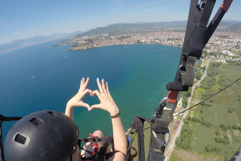 Gleitschirmfliegen über dem Ohridsee