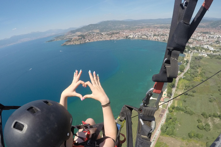 Gleitschirmfliegen über dem Ohridsee