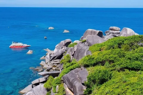 Phuket : Excursion en bateau dans les îles Similan avec 3 repas et transfert