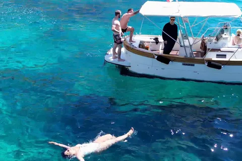 Cagliari: Tour in barca 4 soste tuffi Snorkeling e Prosecco