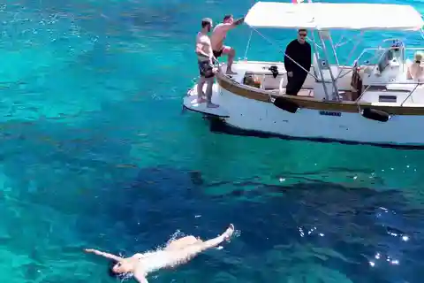Cagliari: Tour in barca 4 soste tuffi Snorkeling e Prosecco