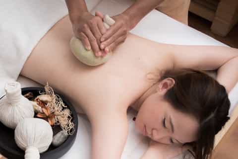 Bangkok: tratamiento de spa de compresión a base de hierbas Yunomori Sukhumvit