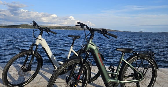 Sali: E-Bike-Verleih mit Helm und Schloss