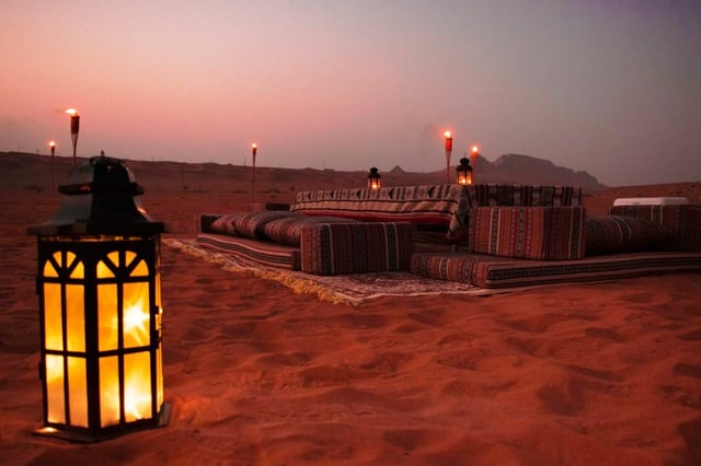 Safari nel deserto di Mleiha con sandboarding, osservazione delle stelle e cena