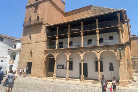 vanaf Estepona: Ronda privé, vervoer, café, stierenvechtarena, tapas, drankjes