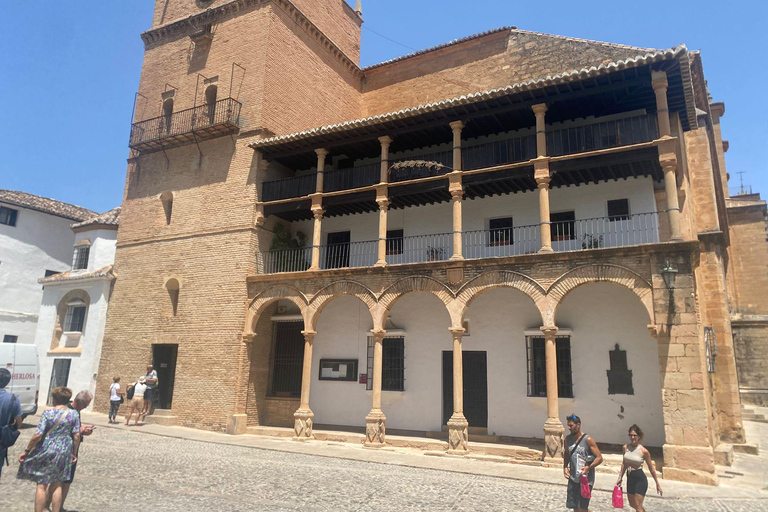 vanaf Estepona: Ronda privé, vervoer, café, stierenvechtarena, tapas, drankjes