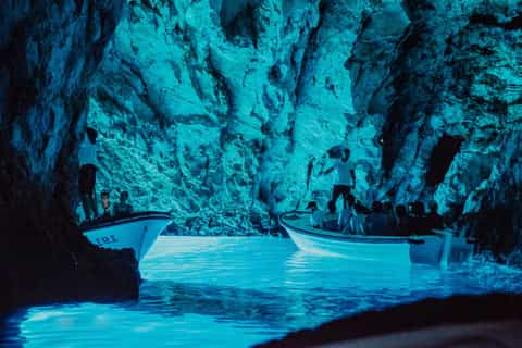 Vanuit Split en Trogir: dagtrip 5 eilanden en Blauwe Grot