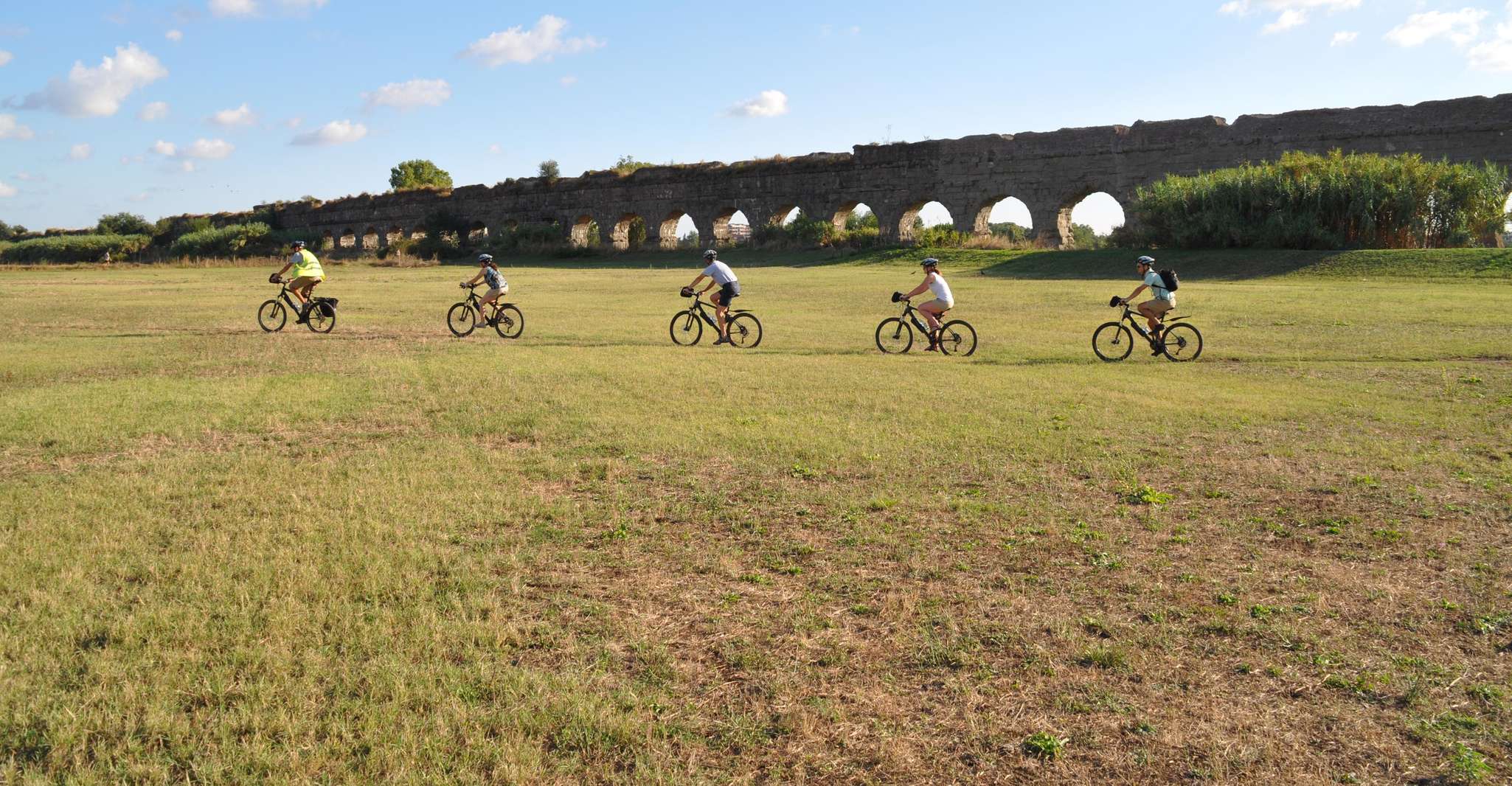 Roma, Apian Way, Aqueducts y Catacombs Tour guiado de bicicleta electrónica - Housity