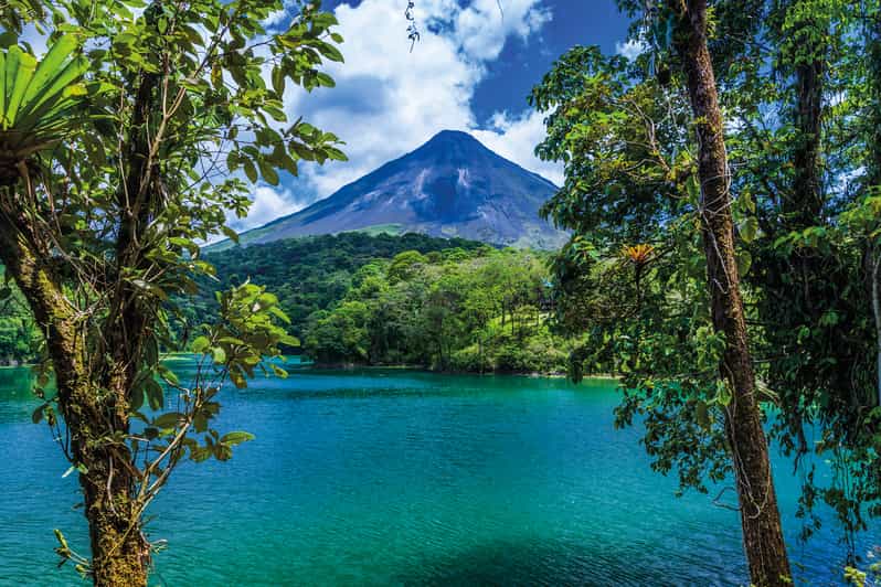 San José : tyrolienne du volcan Arenal et sources chaudes de Baldi ...