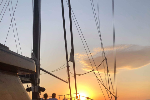 Mykonos : Croisière au coucher du soleil avec dîner léger et boissonsCroisière au coucher du soleil avec prise en charge et retour à l'hôtel