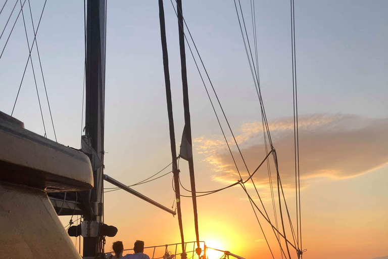 Mykonos : Croisière au coucher du soleil avec dîner léger et boissonsCroisière en bateau au départ du port d'Agios Ioannis