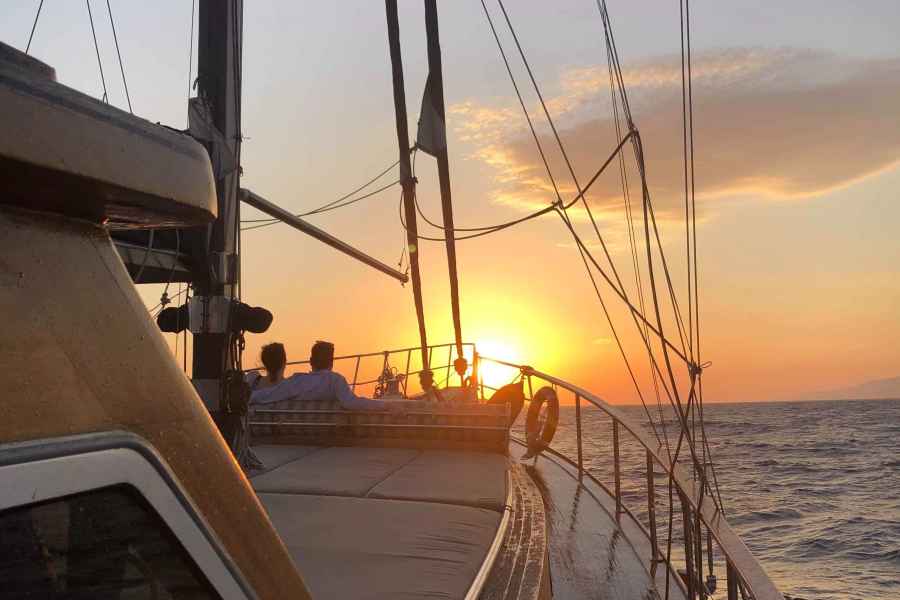 Mykonos: Bootsfahrt bei Sonnenuntergang mit leichtem Abendessen und Getränken. Foto: GetYourGuide