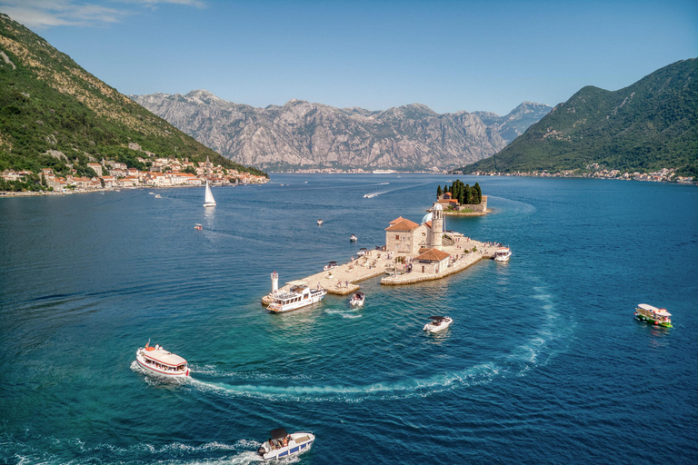 Tour in motoscafo della baia di Boka e della grotta azzurra per un ricordo che durerà tutta la vita