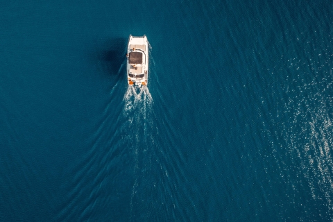 Santorin : croisière privée en catamaran à moteur Caldera